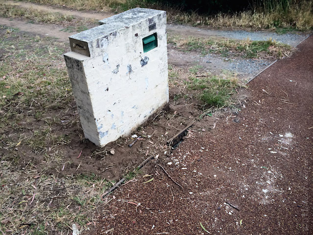 mailbox upright missing paint